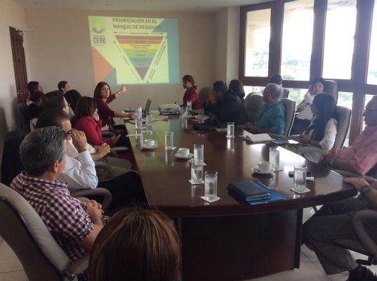 Primera reunión con dueños de talleres de neumáticos para el Programa Basura Cero