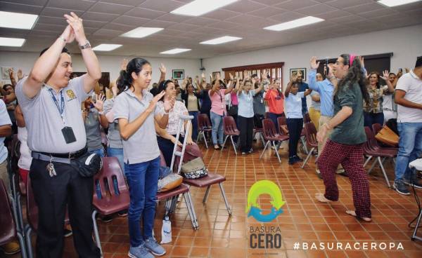 Funcionarios reciben taller motivacional para impulsar el reciclaje